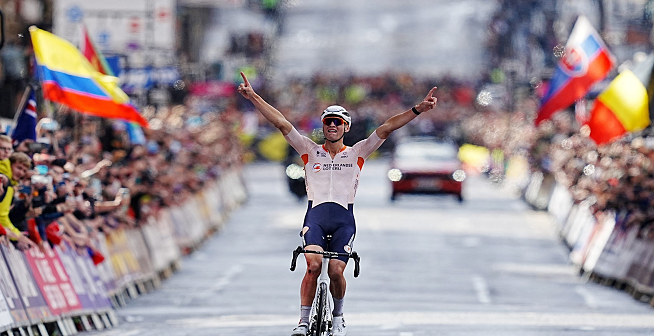 Mathieu van der Poel wins men's elite road race